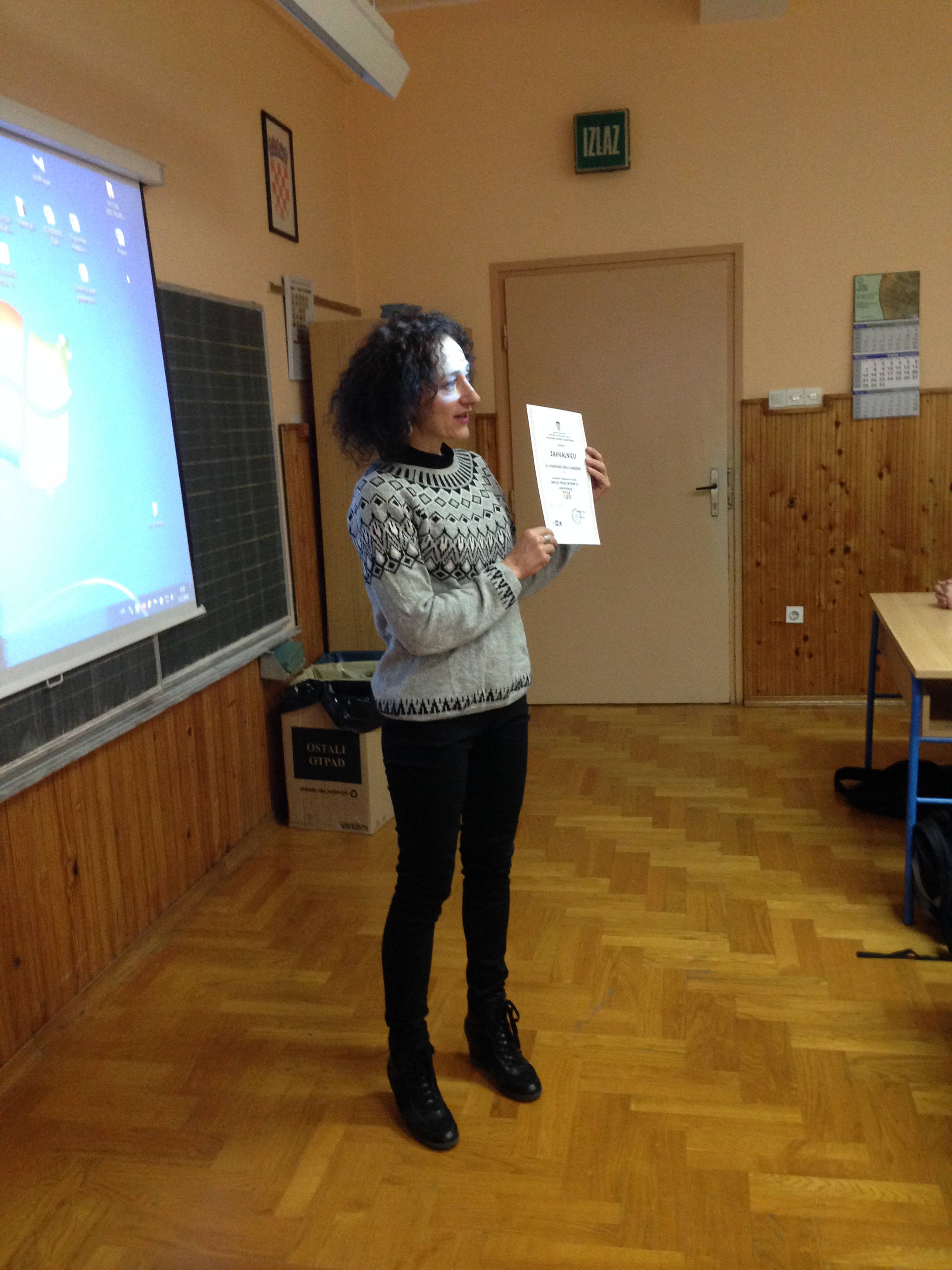  pedagoginja Vanja Bojani u ime kole prima zahvalnicu za sudjelovanje u projektu