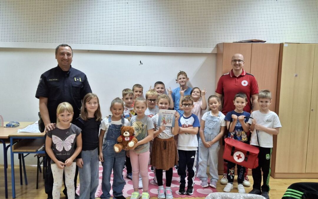 Policija i Crveni križ u posjeti prvašićima