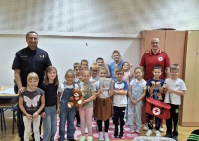 Policija i Crveni križ u posjeti prvašićima