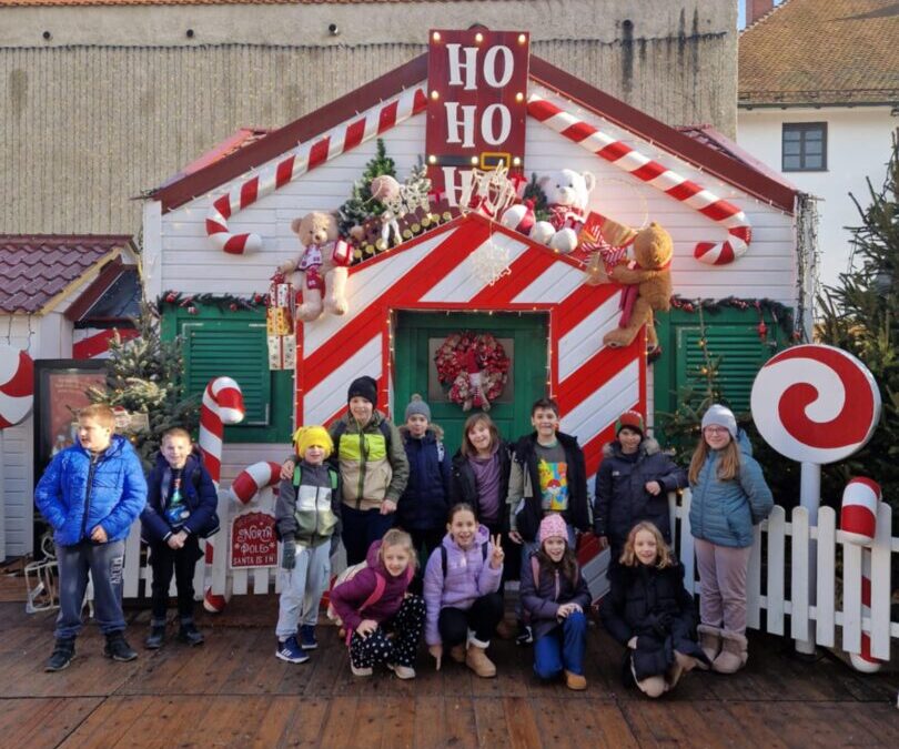 Trećaši na adventskoj čaroliji u centru grada
